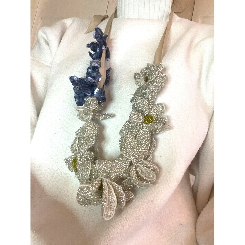 Vera Wang Runway piece. Shimmer flower Necklace 18" With Extension